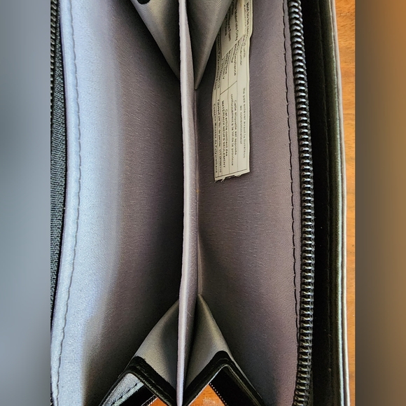 NWT Andy Everson Tribal ORCA Killer Whale Wallet - Picture 3 of 3